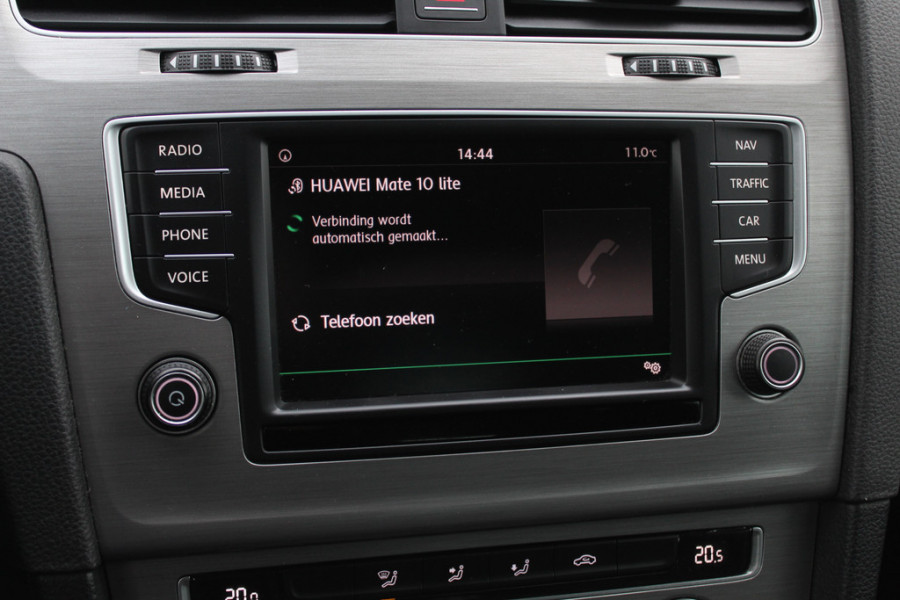 Volkswagen Golf 1.0 TSI Connected Series / Camera / Navigatie / 16'' / Parkeerhulp V+A / Cruise Control / DAB