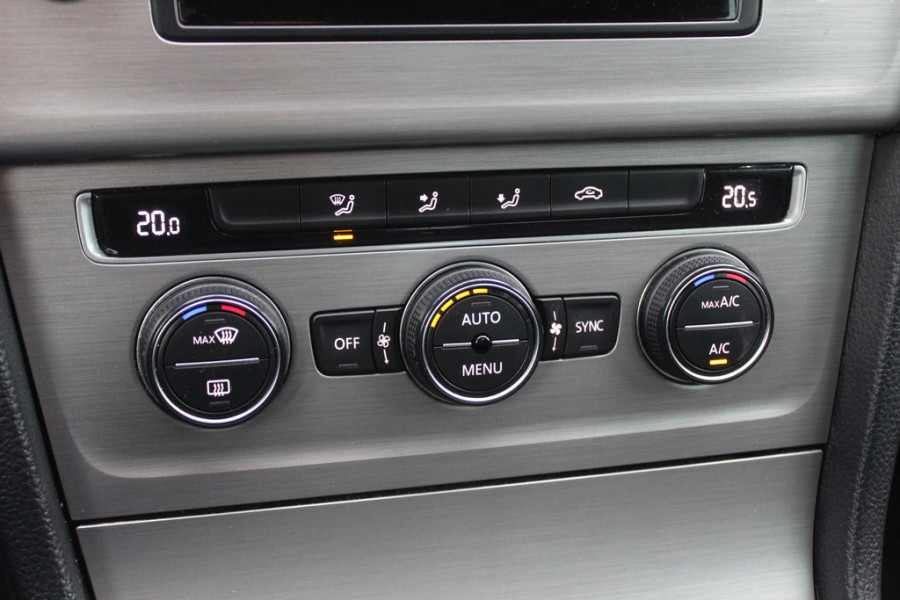 Volkswagen Golf 1.0 TSI Connected Series / Camera / Navigatie / 16'' / Parkeerhulp V+A / Cruise Control / DAB