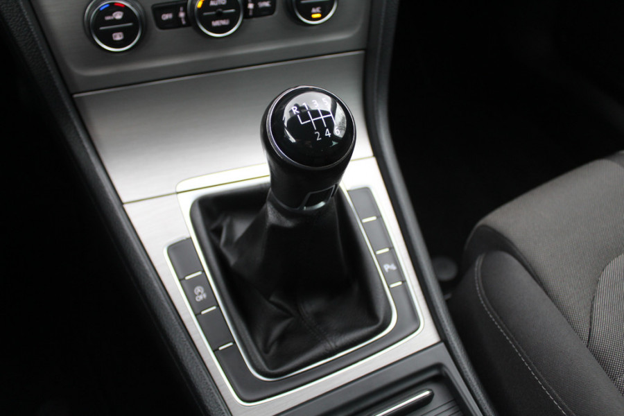 Volkswagen Golf 1.0 TSI Connected Series / Camera / Navigatie / 16'' / Parkeerhulp V+A / Cruise Control / DAB