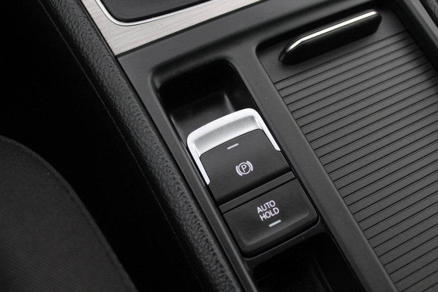 Volkswagen Golf 1.0 TSI Connected Series / Camera / Navigatie / 16'' / Parkeerhulp V+A / Cruise Control / DAB