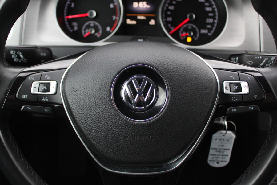 Volkswagen Golf 1.0 TSI Connected Series / Camera / Navigatie / 16'' / Parkeerhulp V+A / Cruise Control / DAB