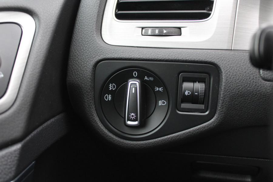 Volkswagen Golf 1.0 TSI Connected Series / Camera / Navigatie / 16'' / Parkeerhulp V+A / Cruise Control / DAB
