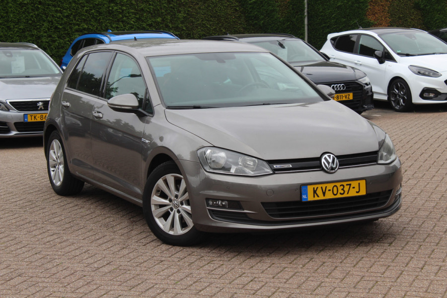 Volkswagen Golf 1.0 TSI Connected Series / Camera / Navigatie / 16'' / Parkeerhulp V+A / Cruise Control / DAB