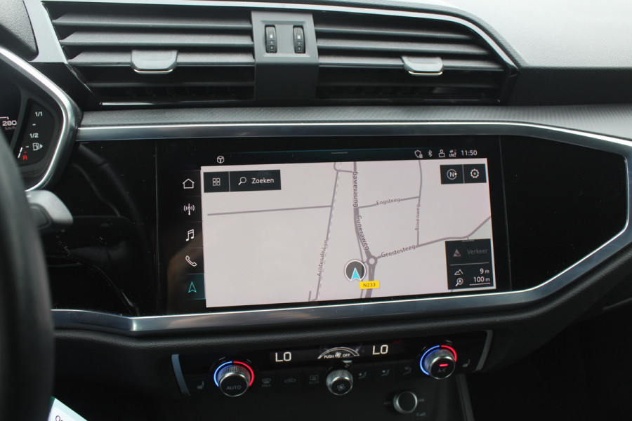 Audi Q3 35 TFSI S edition / Trekhaak / Camera / Leder&Alcantara / 18'' / Navigatie / Dodehoek / Stoelverwarming / Sportonderstel / Virtual Cockpit / Cruise Control