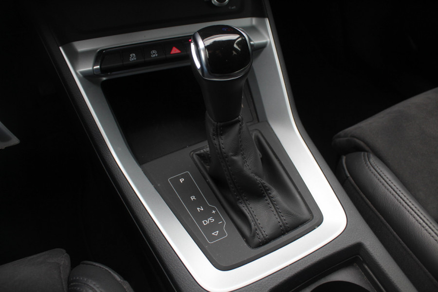 Audi Q3 35 TFSI S edition / Trekhaak / Camera / Leder&Alcantara / 18'' / Navigatie / Dodehoek / Stoelverwarming / Sportonderstel / Virtual Cockpit / Cruise Control