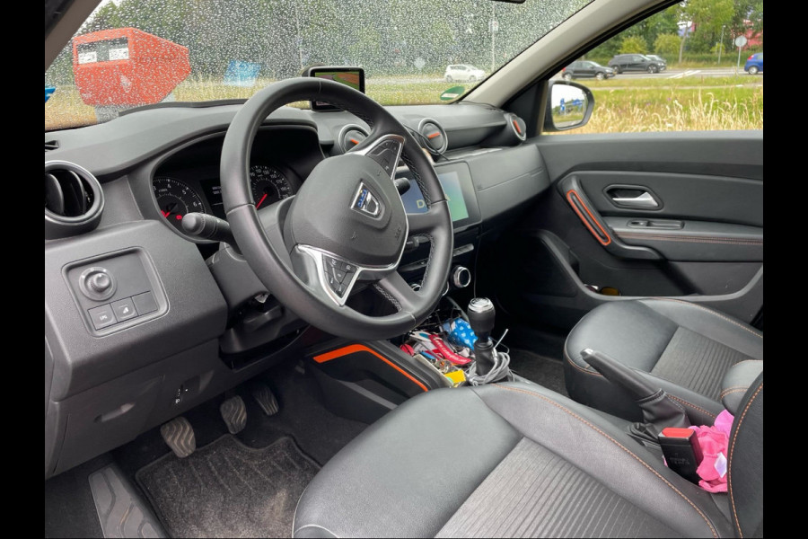 Dacia Duster 1.0 TCe 100 Bi-Fuel Journey / Full option! / Trekhaak / Camera / Half leder / 17'' / Keyless / Navigatie / DAB / Stoelverwarming / Cruise Control