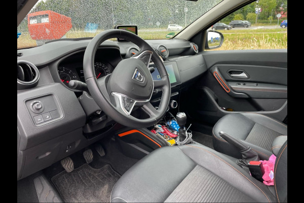 Dacia Duster 1.0 TCe 100 Bi-Fuel Journey / Full option! / Trekhaak / Camera / Half leder / 17'' / Keyless / Navigatie / DAB / Stoelverwarming / Cruise Control
