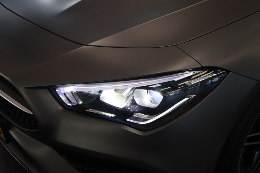 Mercedes-Benz CLA-Klasse 180 AMG Business Solution Luxury Sfeer verlichting Panoramadak, Ambi light, Navigatie, 18LMV, Matte kleur 24 maanden garantie mogelijk (*vraag naar de voorwaarden)