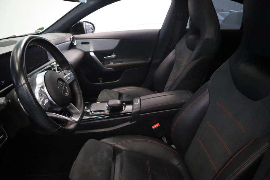 Mercedes-Benz CLA-Klasse 180 AMG Business Solution Luxury Sfeer verlichting Panoramadak, Ambi light, Navigatie, 18LMV, Matte kleur 24 maanden garantie mogelijk (*vraag naar de voorwaarden)