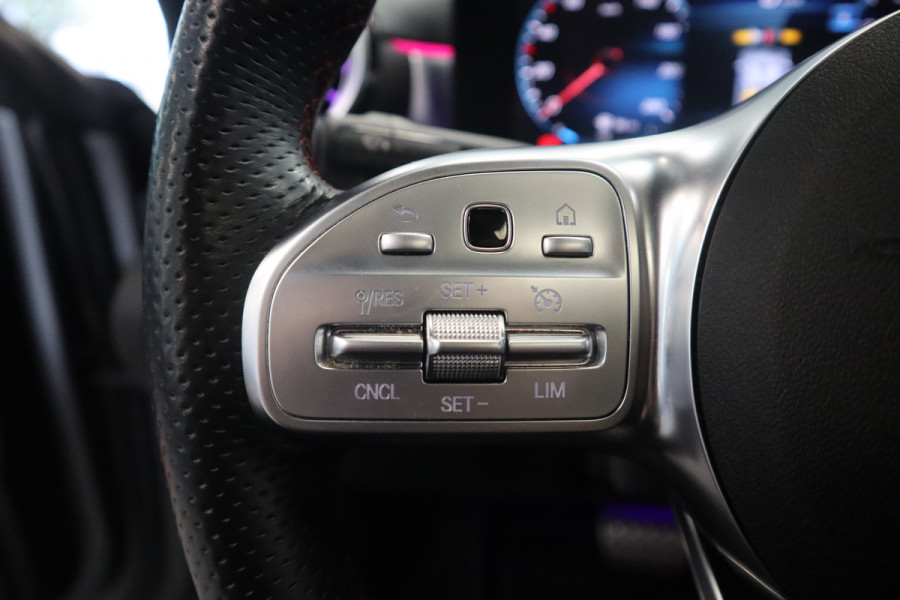 Mercedes-Benz CLA-Klasse 180 AMG Business Solution Luxury Sfeer verlichting Panoramadak, Ambi light, Navigatie, 18LMV, Matte kleur 24 maanden garantie mogelijk (*vraag naar de voorwaarden)