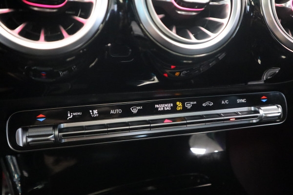 Mercedes-Benz CLA-Klasse 180 AMG Business Solution Luxury Sfeer verlichting Panoramadak, Ambi light, Navigatie, 18LMV, Matte kleur 24 maanden garantie mogelijk (*vraag naar de voorwaarden)