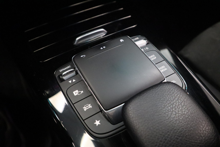 Mercedes-Benz CLA-Klasse 180 AMG Business Solution Luxury Sfeer verlichting Panoramadak, Ambi light, Navigatie, 18LMV, Matte kleur 24 maanden garantie mogelijk (*vraag naar de voorwaarden)