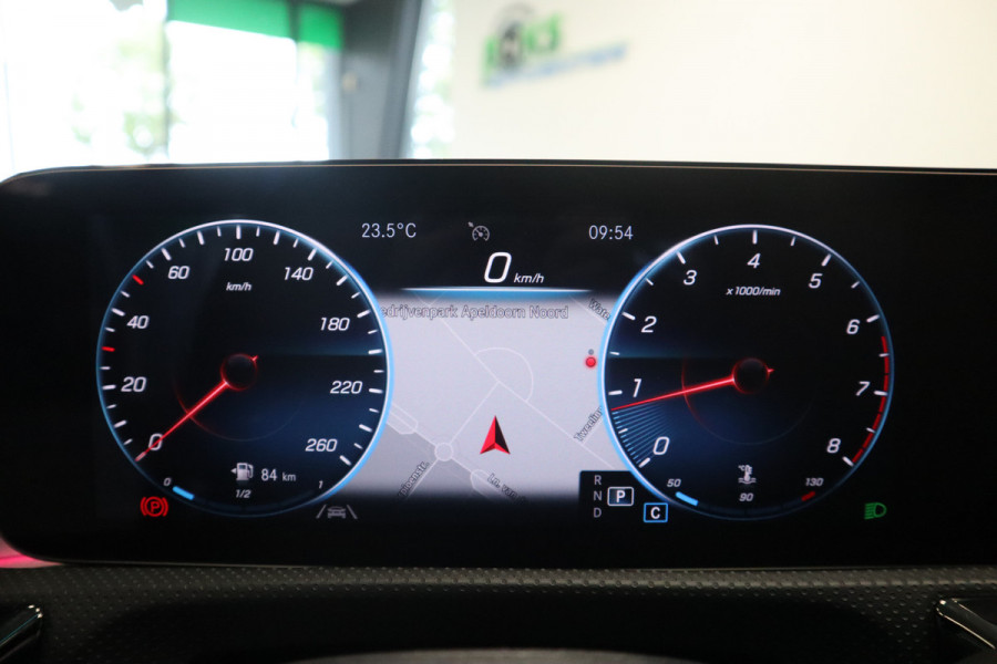 Mercedes-Benz CLA-Klasse 180 AMG Business Solution Luxury Sfeer verlichting Panoramadak, Ambi light, Navigatie, 18LMV, Matte kleur 24 maanden garantie mogelijk (*vraag naar de voorwaarden)