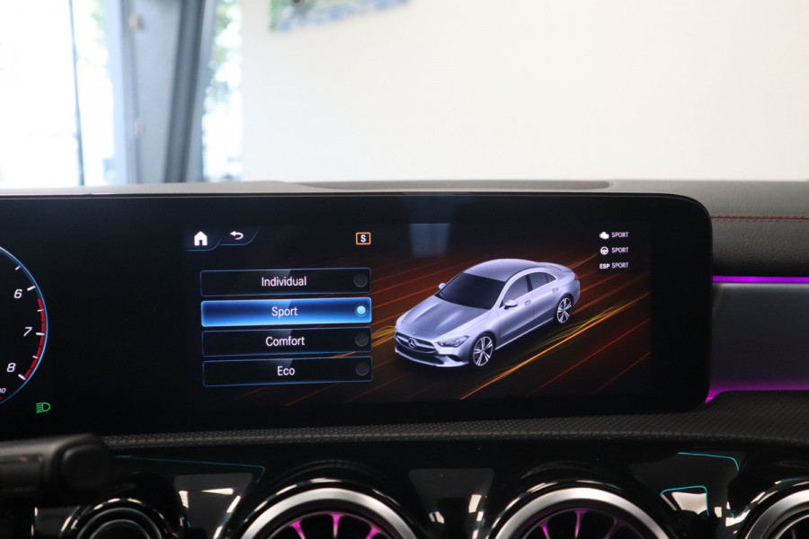 Mercedes-Benz CLA-Klasse 180 AMG Business Solution Luxury Sfeer verlichting Panoramadak, Ambi light, Navigatie, 18LMV, Matte kleur 24 maanden garantie mogelijk (*vraag naar de voorwaarden)