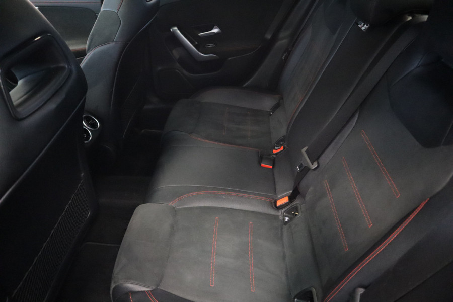Mercedes-Benz CLA-Klasse 180 AMG Business Solution Luxury Sfeer verlichting Panoramadak, Ambi light, Navigatie, 18LMV, Matte kleur 24 maanden garantie mogelijk (*vraag naar de voorwaarden)