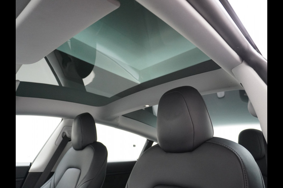Tesla Model 3 RWD SR+ NW Model 60kWh LFP 283PK Trekhaak Warmtepomp Elektr.A-klep FSD-3 Sentry Mode Bankverwarmd FSD 18" Premium Luidspr. AutoP Navi LED Comfortstoelen ACC DAB Keyless en Voorverwarmen interieur via App One-Pedal-Drive Origineel Nederlandse auto Garantie Accu/Motor tot 31-03-2029 max 160.000km 1.584kg licht!