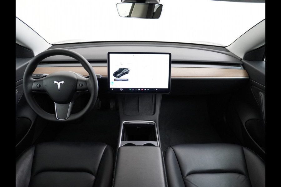 Tesla Model 3 RWD SR+ NW Model 60kWh LFP 283PK Trekhaak Warmtepomp Elektr.A-klep FSD-3 Sentry Mode Bankverwarmd FSD 18" Premium Luidspr. AutoP Navi LED Comfortstoelen ACC DAB Keyless en Voorverwarmen interieur via App One-Pedal-Drive Origineel Nederlandse auto Garantie Accu/Motor tot 31-03-2029 max 160.000km 1.584kg licht!