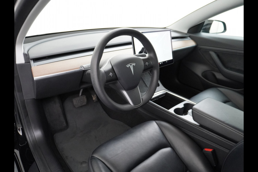 Tesla Model 3 RWD SR+ NW Model 60kWh LFP 283PK Trekhaak Warmtepomp Elektr.A-klep FSD-3 Sentry Mode Bankverwarmd FSD 18" Premium Luidspr. AutoP Navi LED Comfortstoelen ACC DAB Keyless en Voorverwarmen interieur via App One-Pedal-Drive Origineel Nederlandse auto Garantie Accu/Motor tot 31-03-2029 max 160.000km 1.584kg licht!
