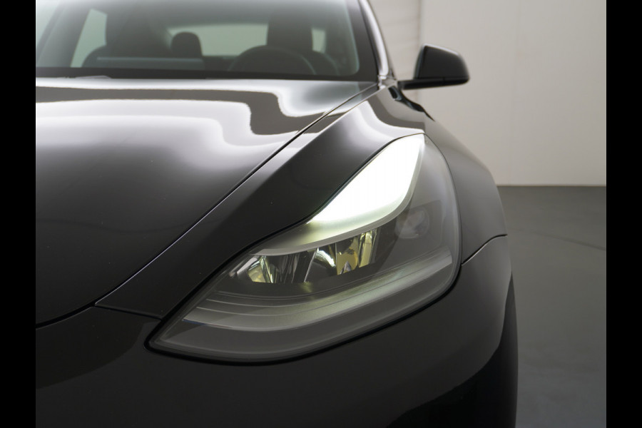 Tesla Model 3 RWD SR+ NW Model 60kWh LFP 283PK Trekhaak Warmtepomp Elektr.A-klep FSD-3 Sentry Mode Bankverwarmd FSD 18" Premium Luidspr. AutoP Navi LED Comfortstoelen ACC DAB Keyless en Voorverwarmen interieur via App One-Pedal-Drive Origineel Nederlandse auto Garantie Accu/Motor tot 31-03-2029 max 160.000km 1.584kg licht!