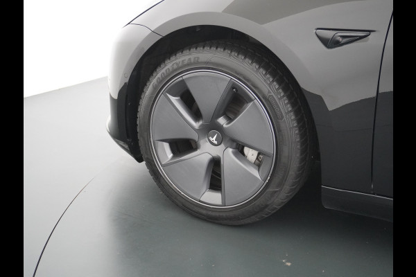 Tesla Model 3 RWD SR+ NW Model 60kWh LFP 283PK Trekhaak Warmtepomp Elektr.A-klep FSD-3 Sentry Mode Bankverwarmd FSD 18" Premium Luidspr. AutoP Navi LED Comfortstoelen ACC DAB Keyless en Voorverwarmen interieur via App One-Pedal-Drive Origineel Nederlandse auto Garantie Accu/Motor tot 31-03-2029 max 160.000km 1.584kg licht!