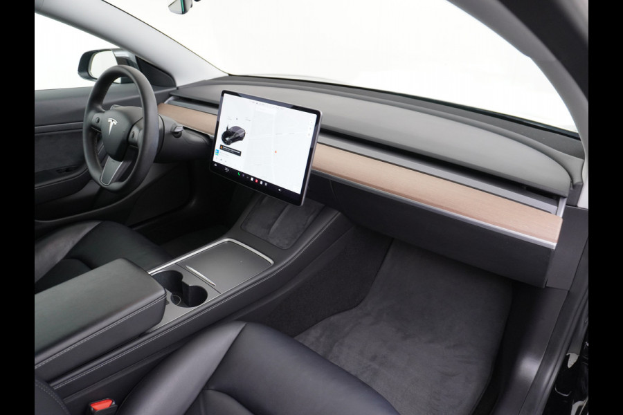 Tesla Model 3 RWD SR+ NW Model 60kWh LFP 283PK Trekhaak Warmtepomp Elektr.A-klep FSD-3 Sentry Mode Bankverwarmd FSD 18" Premium Luidspr. AutoP Navi LED Comfortstoelen ACC DAB Keyless en Voorverwarmen interieur via App One-Pedal-Drive Origineel Nederlandse auto Garantie Accu/Motor tot 31-03-2029 max 160.000km 1.584kg licht!