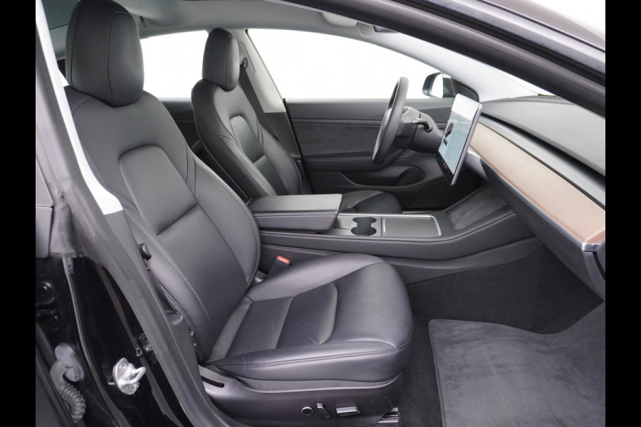 Tesla Model 3 RWD SR+ NW Model 60kWh LFP 283PK Trekhaak Warmtepomp Elektr.A-klep FSD-3 Sentry Mode Bankverwarmd FSD 18" Premium Luidspr. AutoP Navi LED Comfortstoelen ACC DAB Keyless en Voorverwarmen interieur via App One-Pedal-Drive Origineel Nederlandse auto Garantie Accu/Motor tot 31-03-2029 max 160.000km 1.584kg licht!