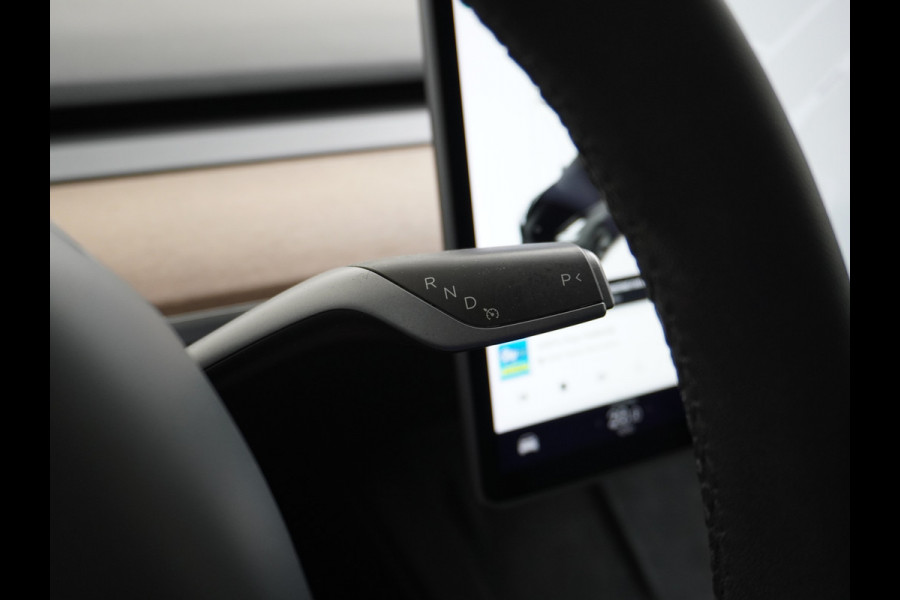 Tesla Model 3 RWD SR+ NW Model 60kWh LFP 283PK Trekhaak Warmtepomp Elektr.A-klep FSD-3 Sentry Mode Bankverwarmd FSD 18" Premium Luidspr. AutoP Navi LED Comfortstoelen ACC DAB Keyless en Voorverwarmen interieur via App One-Pedal-Drive Origineel Nederlandse auto Garantie Accu/Motor tot 31-03-2029 max 160.000km 1.584kg licht!