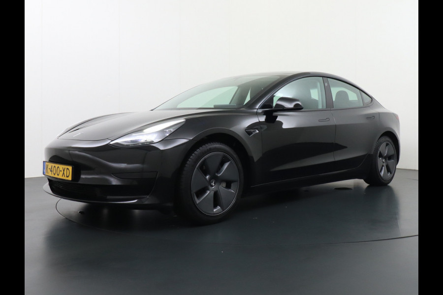 Tesla Model 3 RWD SR+ NW Model 60kWh LFP 283PK Trekhaak Warmtepomp Elektr.A-klep FSD-3 Sentry Mode Bankverwarmd FSD 18" Premium Luidspr. AutoP Navi LED Comfortstoelen ACC DAB Keyless en Voorverwarmen interieur via App One-Pedal-Drive Origineel Nederlandse auto Garantie Accu/Motor tot 31-03-2029 max 160.000km 1.584kg licht!