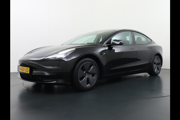Tesla Model 3 RWD SR+ NW Model 60kWh LFP 283PK Trekhaak Warmtepomp Elektr.A-klep FSD-3 Sentry Mode Bankverwarmd FSD 18" Premium Luidspr. AutoP Navi LED Comfortstoelen ACC DAB Keyless en Voorverwarmen interieur via App One-Pedal-Drive Origineel Nederlandse auto Garantie Accu/Motor tot 31-03-2029 max 160.000km 1.584kg licht!