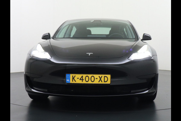 Tesla Model 3 RWD SR+ NW Model 60kWh LFP 283PK Trekhaak Warmtepomp Elektr.A-klep FSD-3 Sentry Mode Bankverwarmd FSD 18" Premium Luidspr. AutoP Navi LED Comfortstoelen ACC DAB Keyless en Voorverwarmen interieur via App One-Pedal-Drive Origineel Nederlandse auto Garantie Accu/Motor tot 31-03-2029 max 160.000km 1.584kg licht!