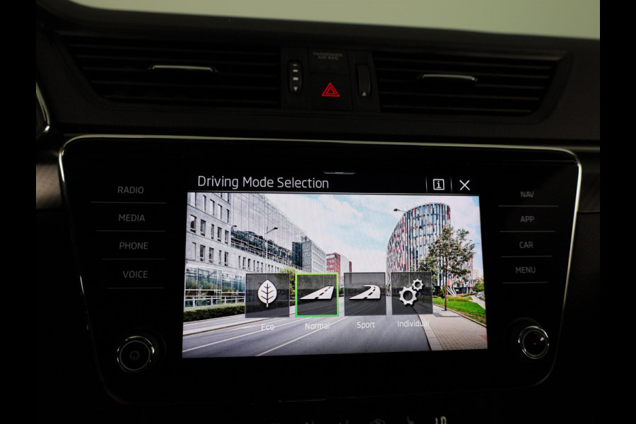 Škoda Superb Combi 1.5 TSI ACT Sportline Business 150 pk Automaat (DSG) | Verlengde garantie | Navigatie | Panoramadak | Parkeersensoren | Adaptieve cruise control | Elektr. voorstoelen met memory | Stoelverwarming v/a |