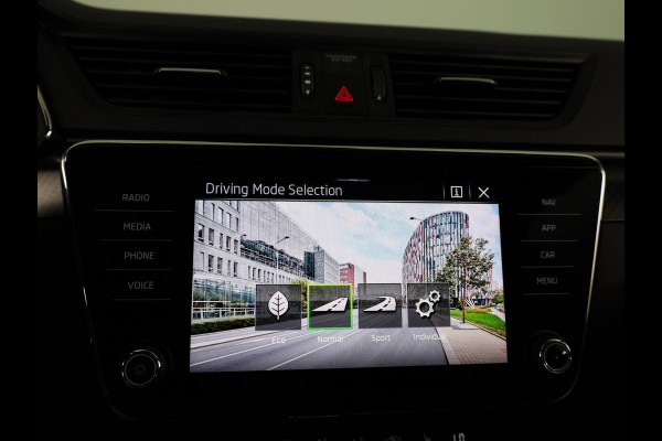 Škoda Superb Combi 1.5 TSI ACT Sportline Business 150 pk Automaat (DSG) | Verlengde garantie | Navigatie | Panoramadak | Parkeersensoren | Adaptieve cruise control | Elektr. voorstoelen met memory | Stoelverwarming v/a |