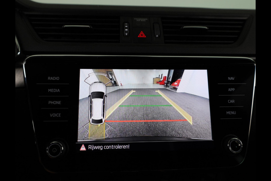 Škoda Superb Combi 1.5 TSI ACT Sportline Business 150 pk Automaat (DSG) | Verlengde garantie | Navigatie | Panoramadak | Parkeersensoren | Adaptieve cruise control | Elektr. voorstoelen met memory | Stoelverwarming v/a |