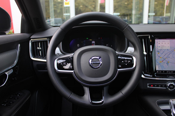 Volvo V90 B5 250PK ULTIMATE DARK MILD HYBRID | PANORAMISCH SCHUIF/KANTEL DAK | HARMAN KARDON PREMIUM AUDIO | FULL-LED ACTIVE HIGH BEAM KOPLAMPEN | LED MISTLAMPEN VOOR | POWER SEATS - BESTUURDERS- EN PASSAGIERSSTOEL ELEKTRISCHVERSTELBAAR MET GEHEUGEN, ELEKTRISCH VERSTELBARE  ZITVERLENGERS /LENDESTEUN VIERVOUDIG VERSTELBAAR | SPORTSTOELEN MET NAPPA LEER | STOEL/STUUR VERWARMING | ORREFORS KRISTALLEN POOKKNOP | ZWARTE HEMELBEKLEDING | EXTRA GETINT GLAS ACHTER | ACHTERUITRIJ CAMERA | UITKLAPBARE ZITVERHOGERS ACHTERBANK | 20" BLACK DIAMONT VELGEN | PARKEER VERWARMING MET TIMER "STAND