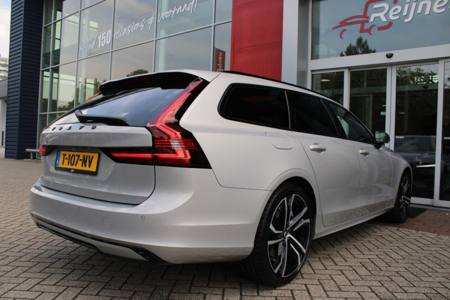 Volvo V90 B5 250PK ULTIMATE DARK MILD HYBRID | PANORAMISCH SCHUIF/KANTEL DAK | HARMAN KARDON PREMIUM AUDIO | FULL-LED ACTIVE HIGH BEAM KOPLAMPEN | LED MISTLAMPEN VOOR | POWER SEATS - BESTUURDERS- EN PASSAGIERSSTOEL ELEKTRISCHVERSTELBAAR MET GEHEUGEN, ELEKTRISCH VERSTELBARE  ZITVERLENGERS /LENDESTEUN VIERVOUDIG VERSTELBAAR | SPORTSTOELEN MET NAPPA LEER | STOEL/STUUR VERWARMING | ORREFORS KRISTALLEN POOKKNOP | ZWARTE HEMELBEKLEDING | EXTRA GETINT GLAS ACHTER | ACHTERUITRIJ CAMERA | UITKLAPBARE ZITVERHOGERS ACHTERBANK | 20" BLACK DIAMONT VELGEN | PARKEER VERWARMING MET TIMER "STAND