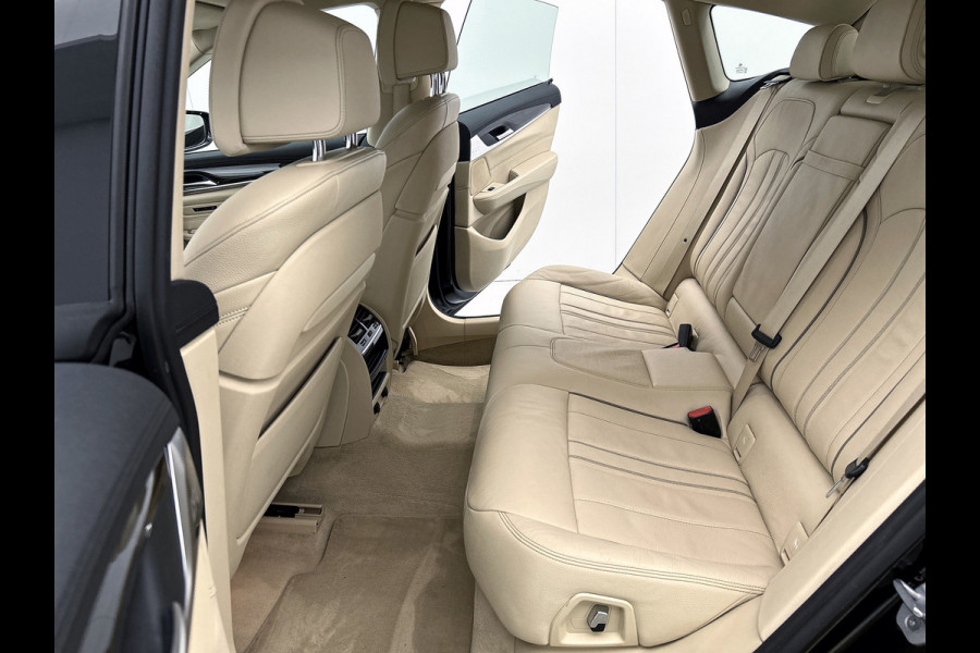 BMW 6 Serie Gran Turismo 630i High Executive(NL-auto, Dealer OnderH, Comfort Stoelen, Camera, Navi Pro, PDC V+A, StoelV, Etc)