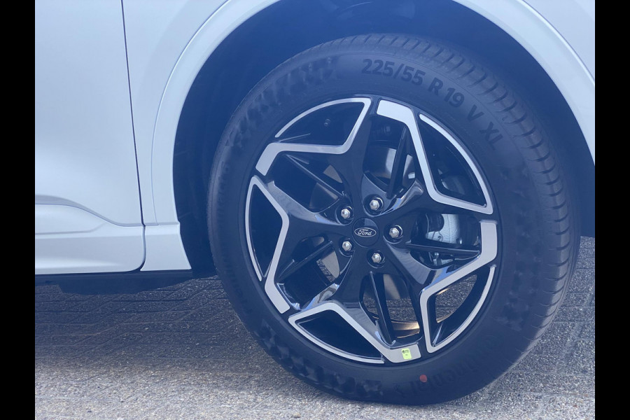 Ford Kuga 2.5 PHEV ST-Line 243 pk | Driver Assistance Pack | Wegklapbare trekhaak | 2.100 kg trekgewicht! | Winterpakket | 19 inch Licht metalen Velgen | €4.000,- prijsvoordeel!