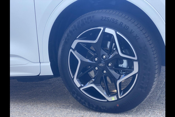 Ford Kuga 2.5 PHEV ST-Line 243 pk | Driver Assistance Pack | Wegklapbare trekhaak | 2.100 kg trekgewicht! | Winterpakket | 19 inch Licht metalen Velgen | €4.000,- prijsvoordeel!