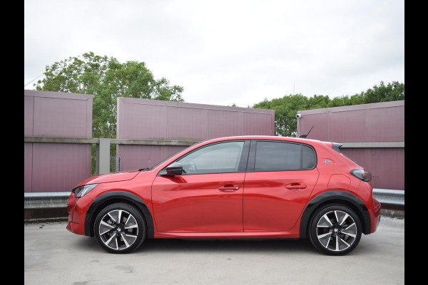 Peugeot e-208 EV GT Pack 50 kWh 3 FASE | PANODAK | ACHTERUITRIJCAMERA MET SENSOREN | NAVI & CARPLAY | E.C.C. |