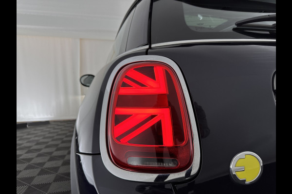 MINI Mini Electric Yours 33 kWh [ 3-Fase ] Aut.*PANO | LUXURY-LEATHER | HARMAN/KARDON-AUDIO | MATRIX-LED | KEYLESS | CAMERA | NAVI-FULLMAP | DIGI-COCKPIT | DAB | HEAD-UP | HEATED-SPORTSEATS | AMBIENT-LIGHT | CCS-FASTLOADER | 17"ALU*
