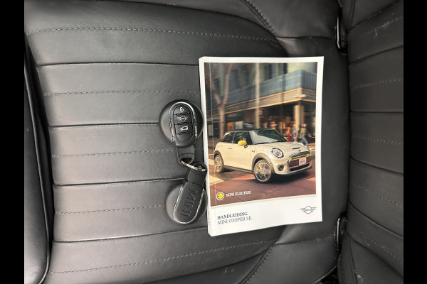 MINI Mini Electric Yours 33 kWh [ 3-Fase ] Aut.*PANO | LUXURY-LEATHER | HARMAN/KARDON-AUDIO | MATRIX-LED | KEYLESS | CAMERA | NAVI-FULLMAP | DIGI-COCKPIT | DAB | HEAD-UP | HEATED-SPORTSEATS | AMBIENT-LIGHT | CCS-FASTLOADER | 17"ALU*