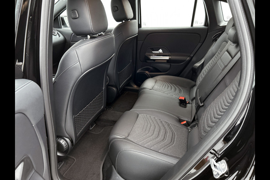 Mercedes-Benz EQA 250+ Business Solution 71 kWh | Parkeerpakket met achteruitrijcamera | Extra USB-poorten | Zitcomfortpakket | Sfeerverlichting | EASY PACK achterklep | Stoelverwarming voor | Licht- en zicht pakket |