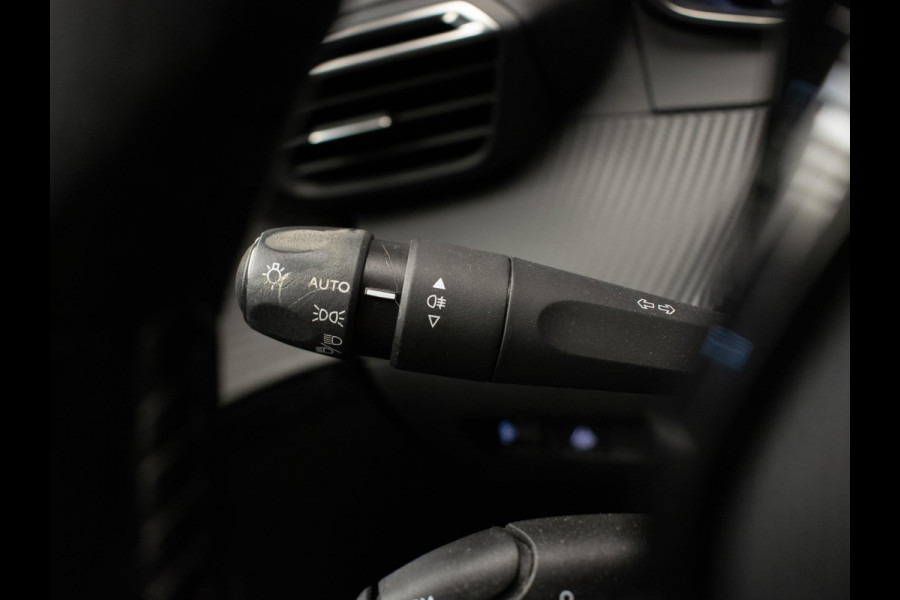 Peugeot 208 1.2 PureTech Blue Lease Active Sport (APPLE CARPLAY,NAVI,LED,PDC,CRUISE,CLIMATE,BLUETOOTH,DAB,SPORTSTOELEN,NETTESTAAT)