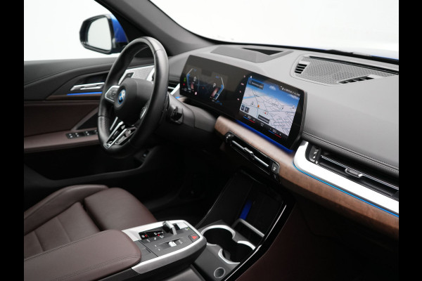BMW X1 xDrive30e M Sport Plug In Hybrid 327pk Dealer O.H PHEV | Head Up | Adaptive Cruise | M Sportstuur | 360 Camera | Harman Kardon | Lederen Sportstoelen Massage & Memory | Apple Carplay | Navigatie| Virtual | DAB |