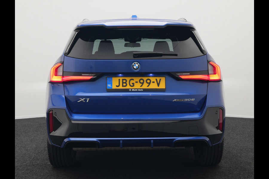 BMW X1 xDrive30e M Sport Plug In Hybrid 327pk Dealer O.H PHEV | Head Up | Adaptive Cruise | M Sportstuur | 360 Camera | Harman Kardon | Lederen Sportstoelen Massage & Memory | Apple Carplay | Navigatie| Virtual | DAB |