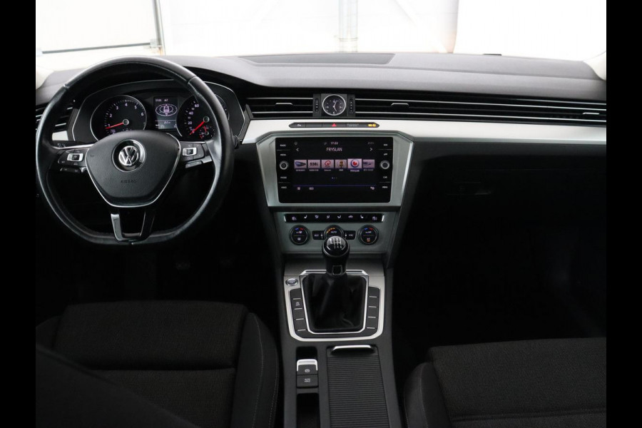 Volkswagen Passat 1.4 TSI Comfortline | Stoelverwarming | Trekhaak | Adaptive cruise | Climate control | Navigatie | Parkeerhulp | Bluetooth | DAB