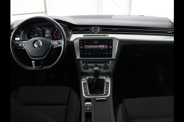 Volkswagen Passat 1.4 TSI Comfortline | Stoelverwarming | Trekhaak | Adaptive cruise | Climate control | Navigatie | Parkeerhulp | Bluetooth | DAB