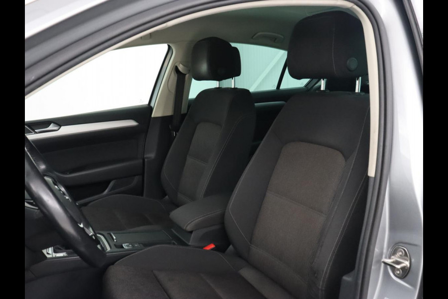 Volkswagen Passat 1.4 TSI Comfortline | Stoelverwarming | Trekhaak | Adaptive cruise | Climate control | Navigatie | Parkeerhulp | Bluetooth | DAB