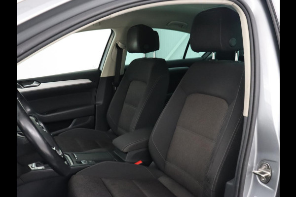 Volkswagen Passat 1.4 TSI Comfortline | Stoelverwarming | Trekhaak | Adaptive cruise | Climate control | Navigatie | Parkeerhulp | Bluetooth | DAB