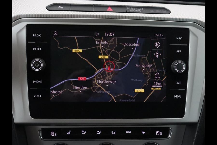 Volkswagen Passat 1.4 TSI Comfortline | Stoelverwarming | Trekhaak | Adaptive cruise | Climate control | Navigatie | Parkeerhulp | Bluetooth | DAB